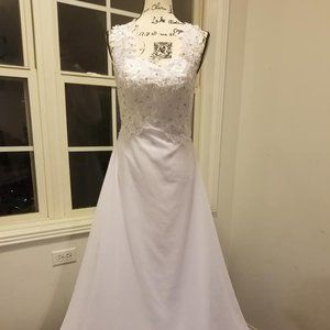 NEW $200.00 WEDDING GOWN